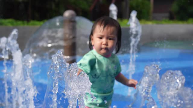 女人和孩子玩溅水视频素材