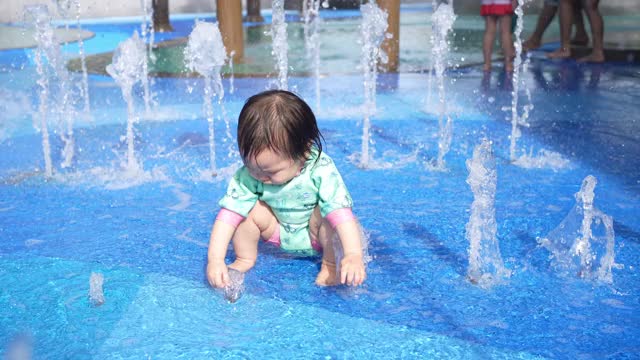 女人和孩子玩溅水视频素材