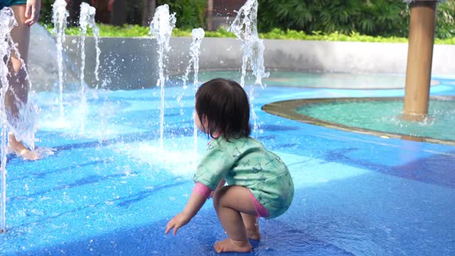 女人和孩子玩溅水视频素材