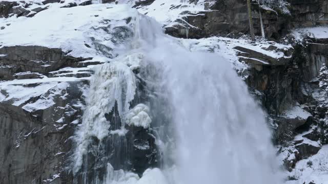 冬季的克里姆里瀑布全景，萨尔茨堡，奥地利。视频素材