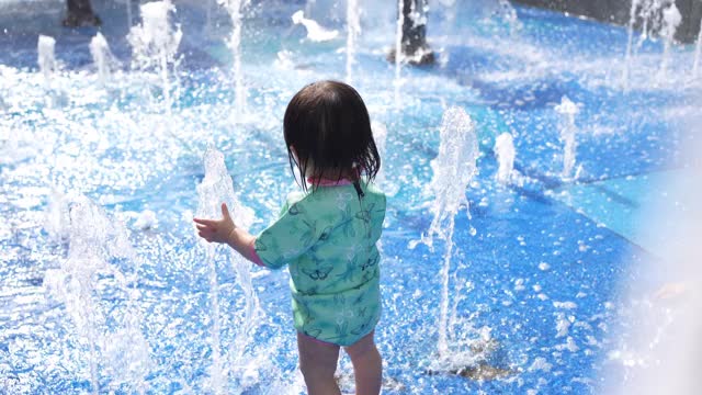 女人和孩子玩溅水视频素材