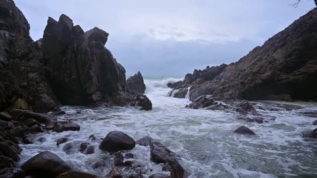 暴风雨中的巨浪击打着海岸线上的石头视频素材