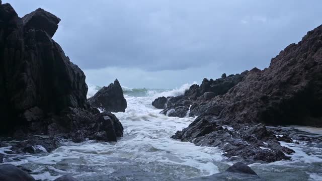 暴风雨中的巨浪击打着海岸线上的石头视频素材