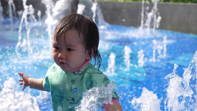 女人和孩子玩溅水视频素材