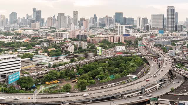 4K超高清平移右延时:曼谷高速公路交通与市中心摩天大楼天际线的背景。交通和现代城市景观概念。视频素材