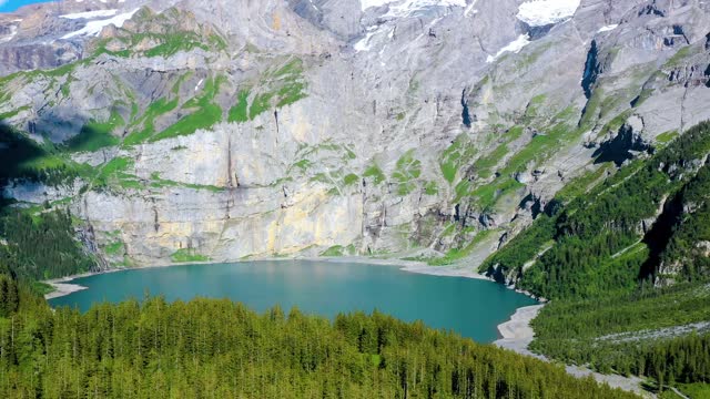 在蓝天下，用无人机鸟瞰瑞士山中巴切尔普斯湖。适合在大自然中旅行，拥有4K美丽的风景视频素材