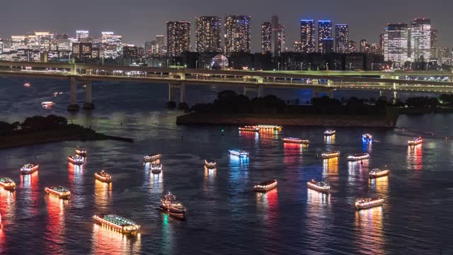 延时:台场的观光游船，背景是东京彩虹桥视频素材