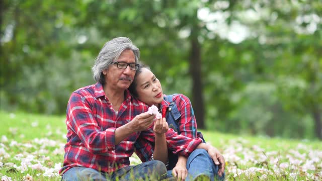 亚洲资深夫妇在花园一起放松视频素材