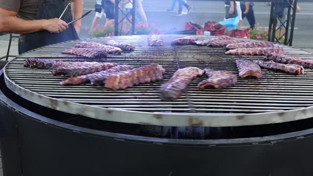 肉在慢动作烤架上旋转。肉准备,烧烤视频下载