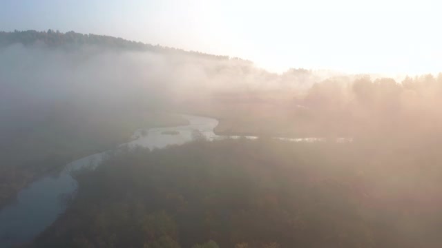 日出时河流的鸟瞰图视频素材