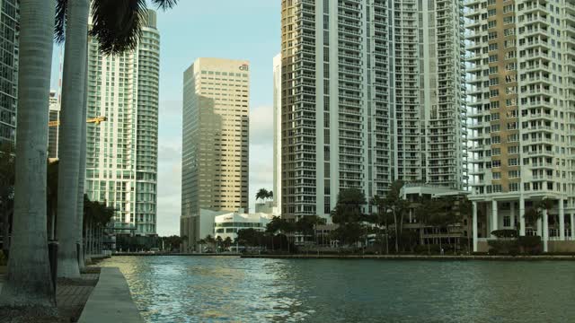 水流经酒店Brickell Key，迈阿密视频素材