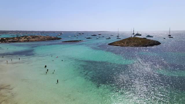 福门特拉岛海湾许多游艇的鸟瞰图。在伊比沙岛附近的巴利阿里群岛上驾驶游艇视频素材