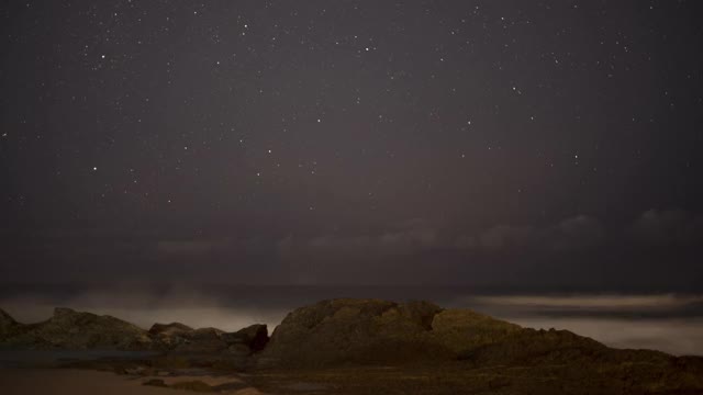 海滩上晴朗夜空的时间流逝视频下载