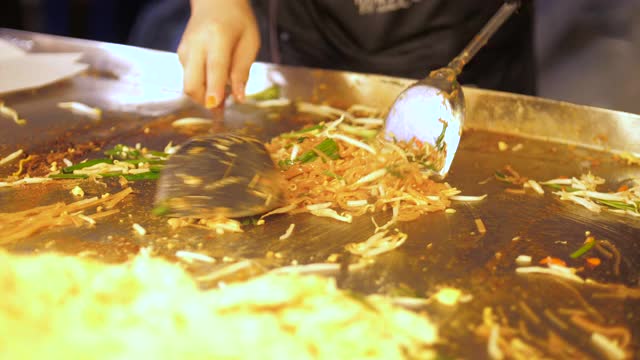 泰国街头小吃:泰式炒河粉视频素材