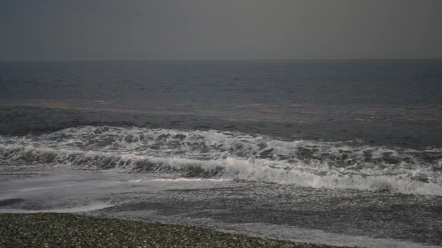 玻璃海滩上海浪的海景。俄罗斯符拉迪沃斯托克视频素材