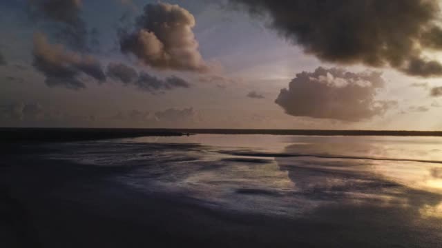 日出时的海岸泻湖鸟瞰图。视频素材