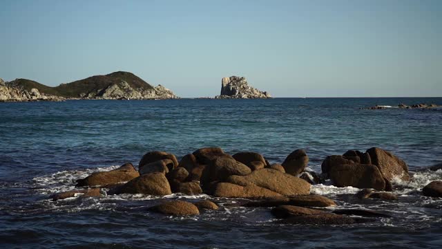 有岩石和海浪的海景。慢动作视频视频素材