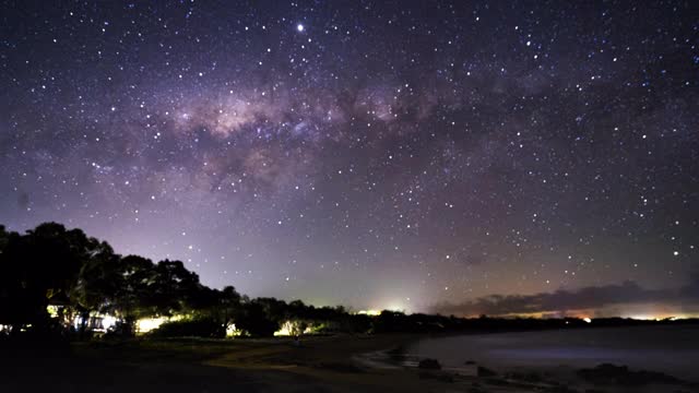 时间流逝的夜空，星星，银河系，行星和海滩视频下载