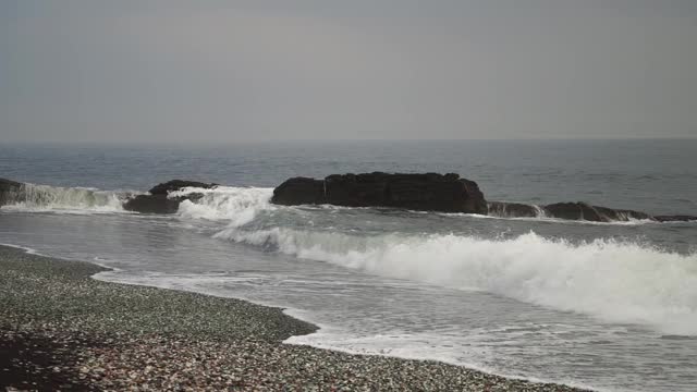 海景与美丽的岩石和海浪。玻璃海滩,符拉迪沃斯托克视频素材