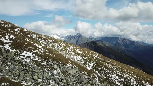 这是奥地利Hohe Tauern地区山谷的全景照片。郁郁葱葱的绿色山谷。较高的山坡部分被雪覆盖。上部陡峭而尖锐。阿尔卑斯山的早春。冷静视频素材