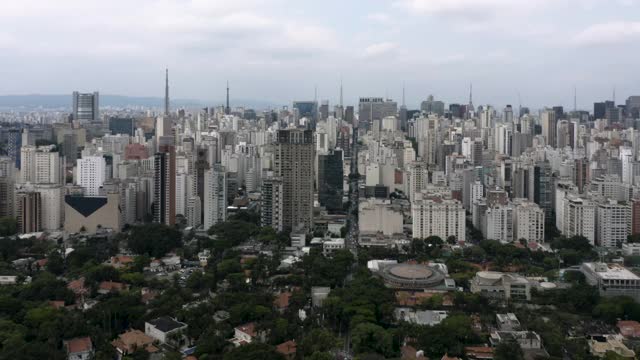 从上面看Jardins区，背景中的建筑，São Paulo，巴西，向前和向上飞行视频素材