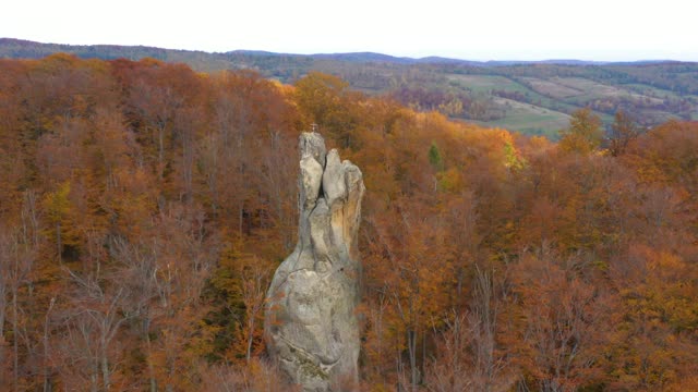 鸟瞰图，秋山中名为Dovbush rocks的岩层视频素材