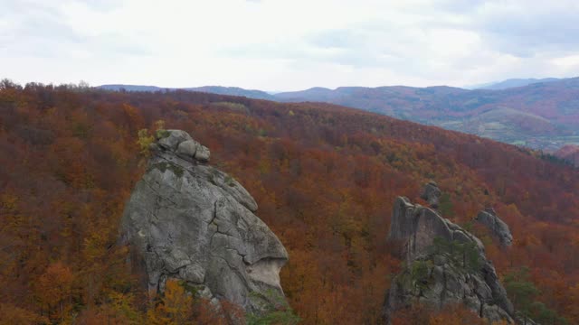 鸟瞰图，秋山中名为Dovbush rocks的岩层视频素材