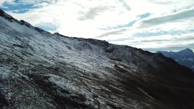 在奥地利Hohe Tauern地区的全景无人机拍摄的斜坡。山坡部分被雪覆盖着。上部陡峭而尖锐。阿尔卑斯山的早春。平静和冷静视频素材