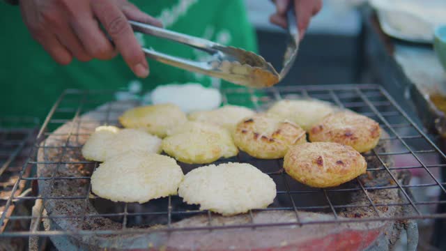 泰式烤饭，在木炭炉上烤，香甜，清香，可口视频素材