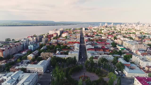 鸟瞰图，广场位于市中心，环形车辆通行。城市景观，五颜六色的屋顶。从直升机上看。俄罗斯萨马拉。视频素材