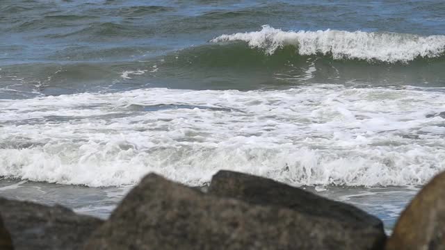 海浪缓慢地冲向波罗的海的海滩视频素材