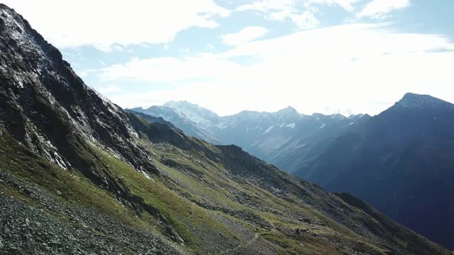 在奥地利Hohe Tauern地区的全景无人机拍摄的斜坡。山坡部分被雪覆盖着。上部陡峭而尖锐。阿尔卑斯山的早春。平静和冷静视频素材