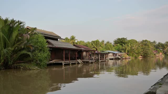 在安帕瓦，傍晚漂浮在河边的木制民宿和寺庙视频素材