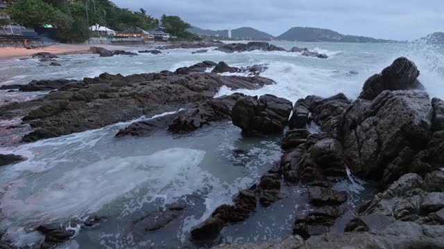 暴风雨中的巨浪击打着海岸线上的石头视频素材