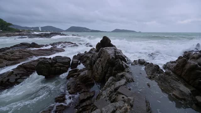 暴风雨中的巨浪击打着海岸线上的石头视频素材