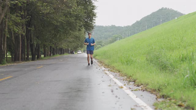 年轻人在一个阳光明媚的日子里进行日常跑步训练。视频素材