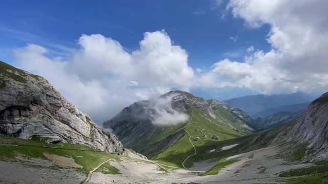 时间流逝的风景，云移动雄伟的山脉在阿尔卑斯塔德，瑞士。高质量的全高清镜头视频素材