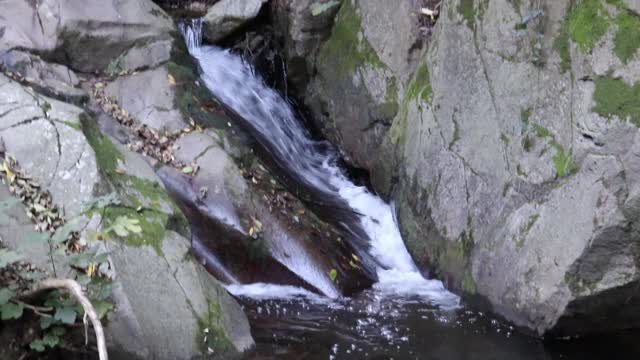 河流，瀑布和山脉视频素材