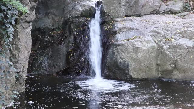 河流，瀑布和山脉视频素材