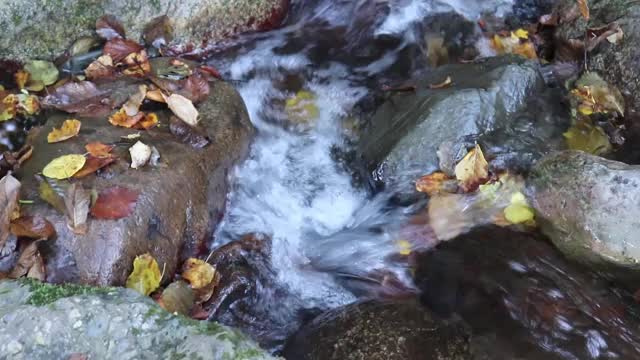 河流，瀑布和山脉视频素材