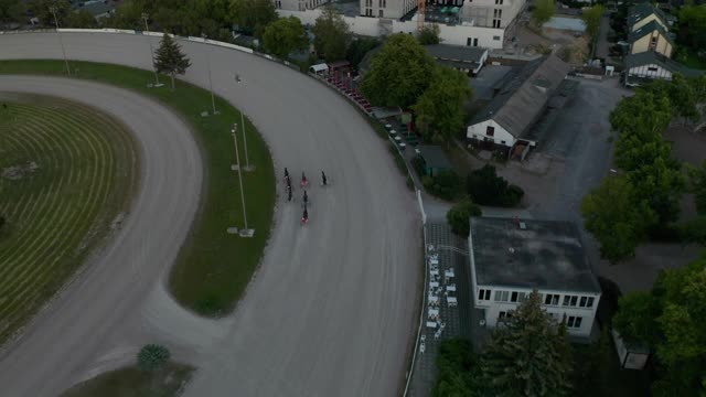 跟踪拍摄的赛马在土路上疾驰，空中鸟瞰视频素材