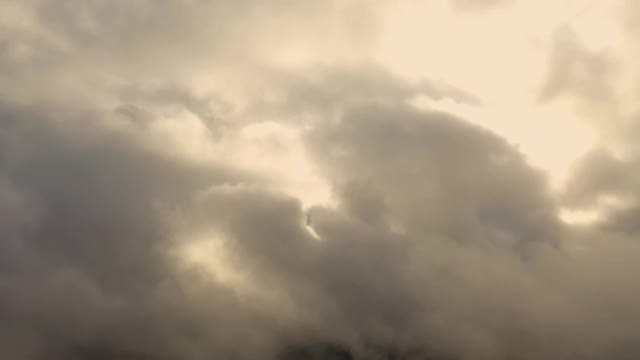 时间流逝，风暴天空与云的背景。暴风雨云层的时间间隔。在移动的云景中飞行。纹理的云。全景。云在运动视频素材