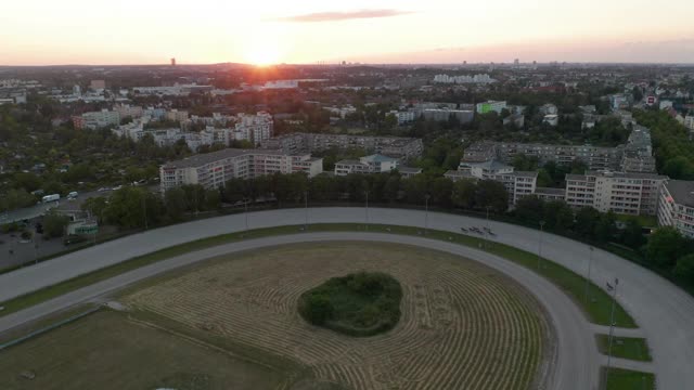 空中建立拍摄的马具赛跑在日落的泥土轨道上，无人机的视角从上面视频素材