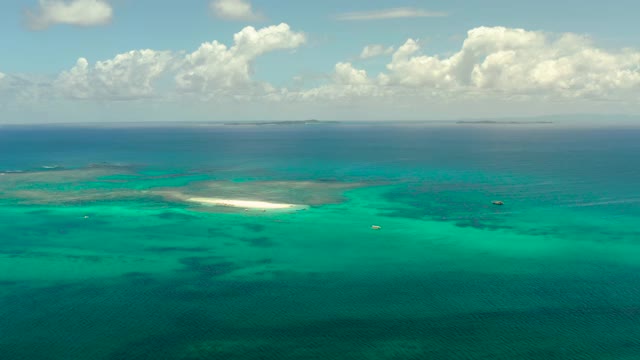 岛,Siargao。环礁上的白沙岛。游客们在白岛上休息。视频素材