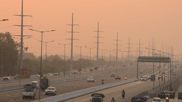 城市高速公路上的傍晚交通视频素材