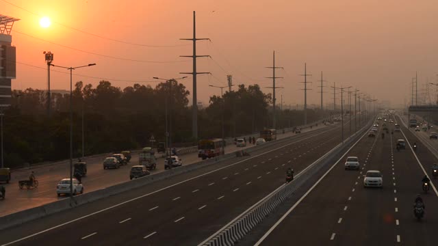 城市高速公路上的傍晚交通视频素材