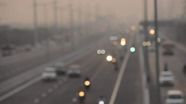 城市高速公路上的傍晚交通视频下载