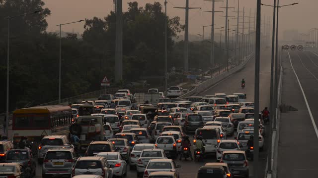 城市高速公路上的傍晚交通视频下载