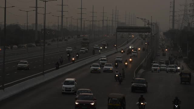 城市高速公路上的傍晚交通视频素材