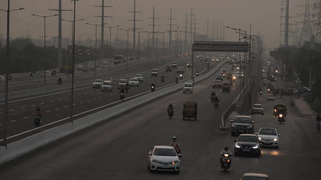 城市高速公路上的傍晚交通视频素材